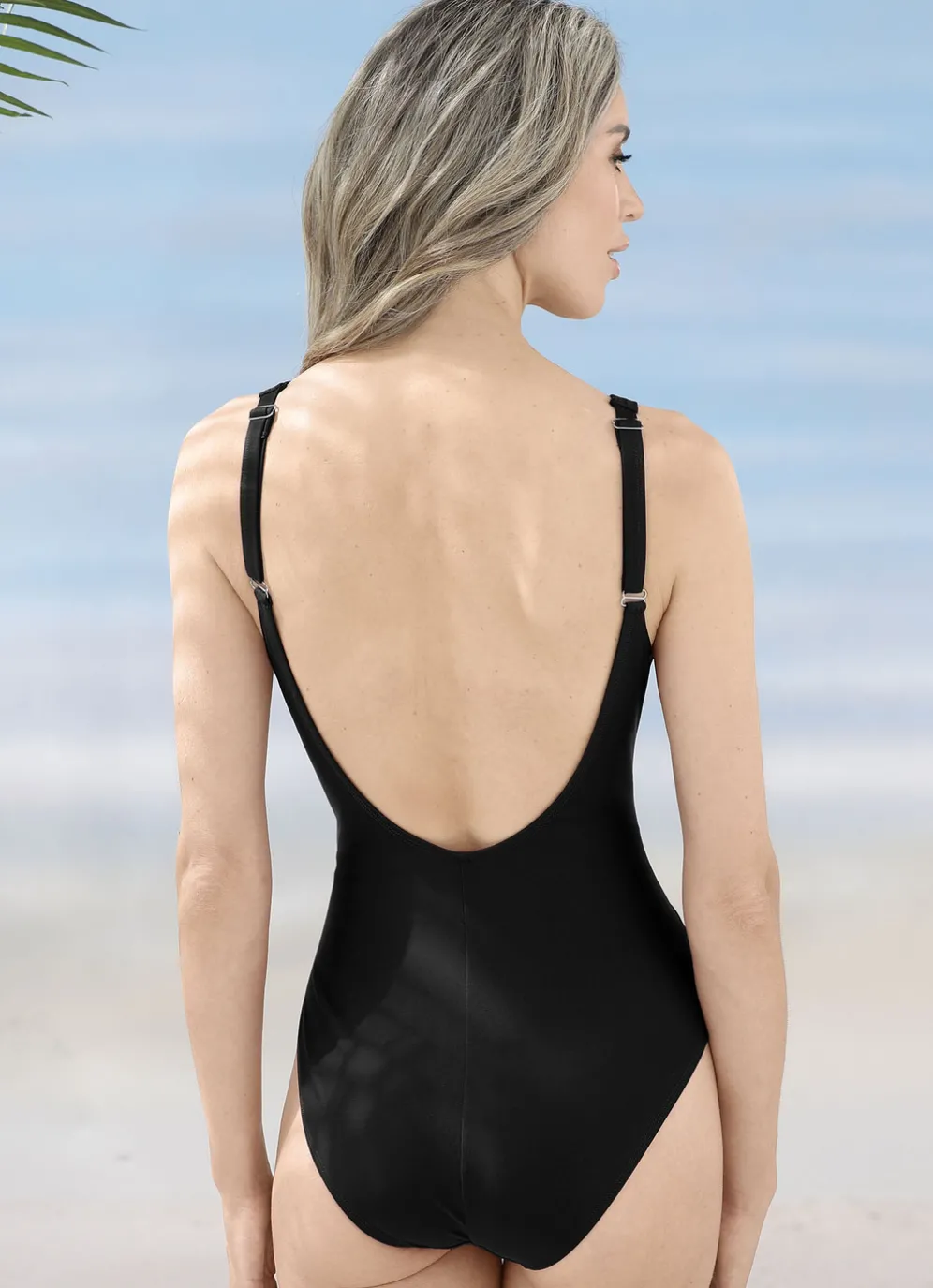 Badeanzug mit figurschmeichelnden Raffungen und Vollkorsage