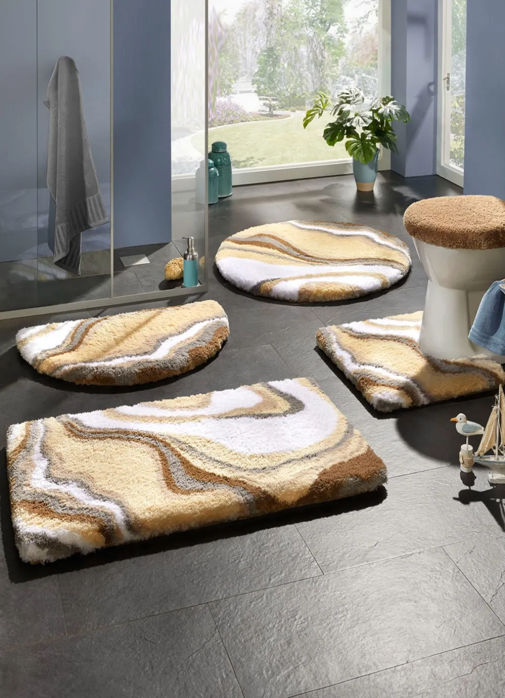 Badgarnitur in harmonischen Farbtönen