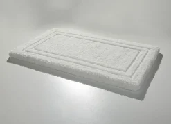 Badgarnitur mit rutschhemmender Rückseite