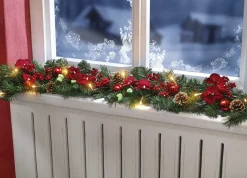 Beleuchtete Girlande mit Tannenzweigen