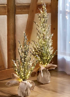 Beleuchteter Tannenbaum in Jutesäckchen