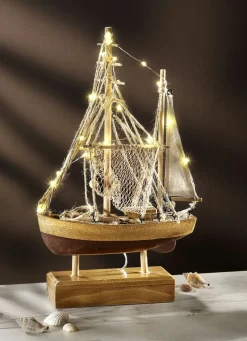 Beleuchtetes Fischerboot aus Holz