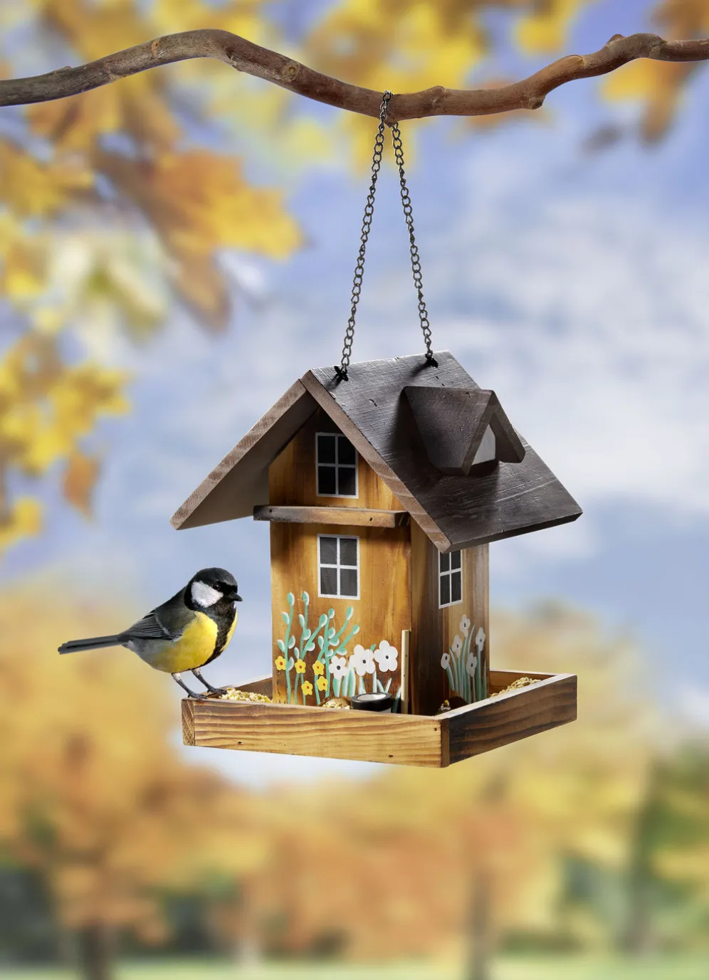 Bemaltes Futterhaus inklusive Metallkette