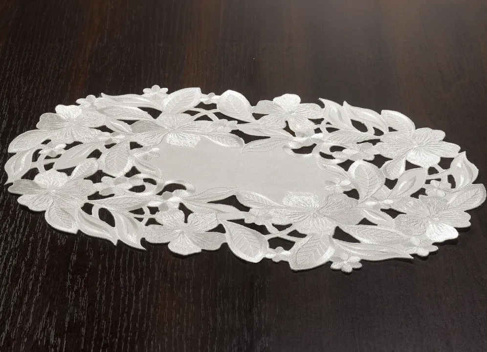 Bestickte Tisch- und Raumdekoration