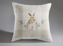 Bestickte Tisch- und Raumdekoration mit Osterhasen-Motiv