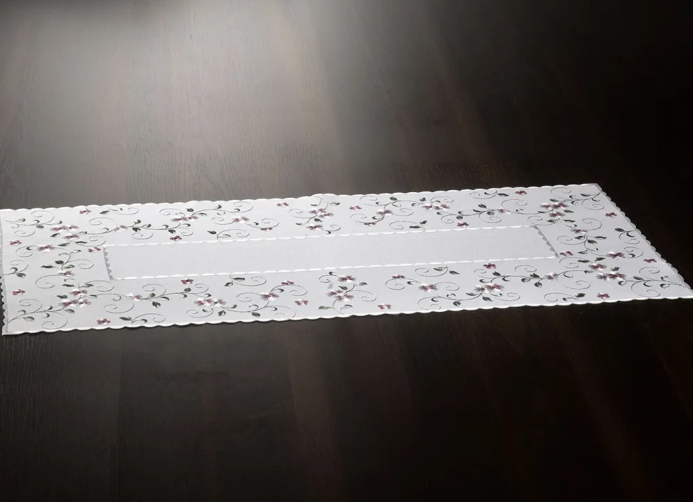 Bestickte Tisch- und Raumdekoration mit Blümchen-Bordüre