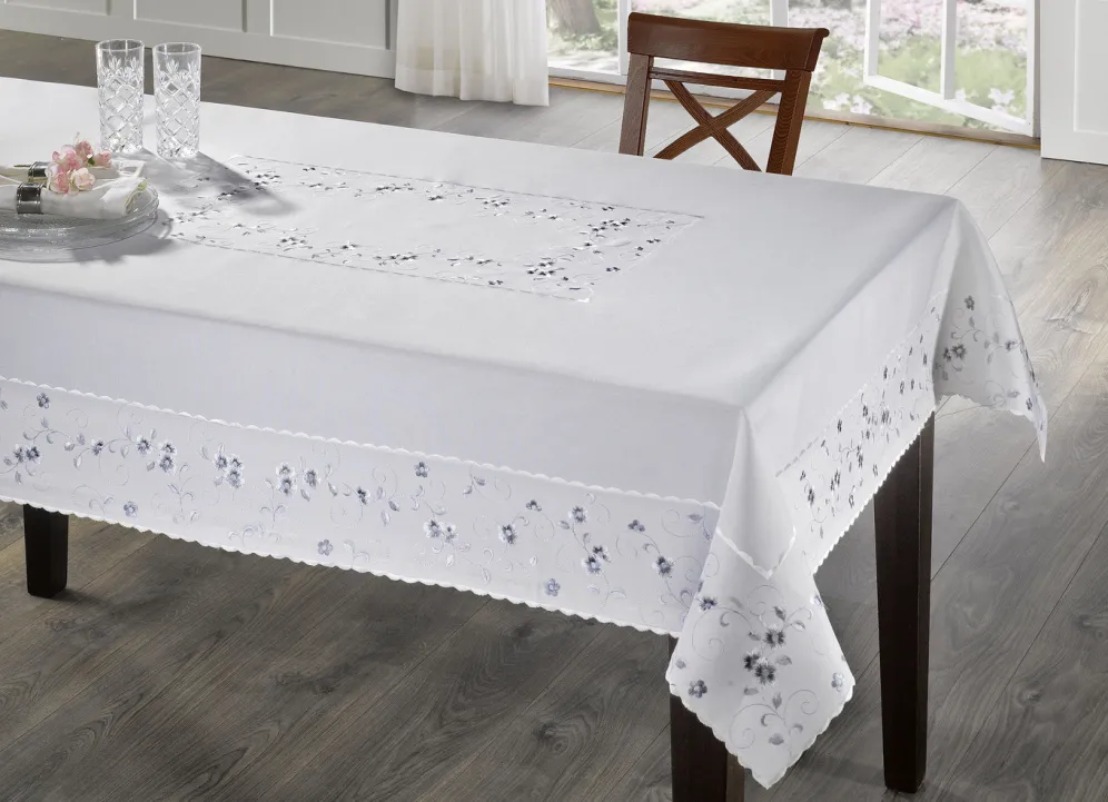 Bestickte Tisch- und Raumdekoration mit Blümchen-Bordüre