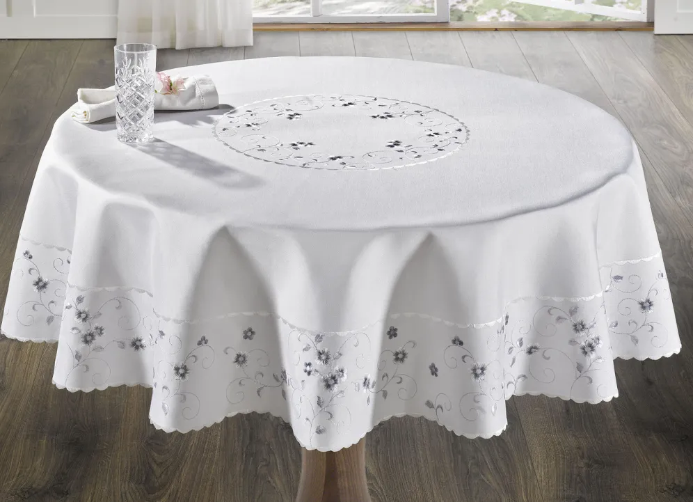 Bestickte Tisch- und Raumdekoration mit Blümchen-Bordüre