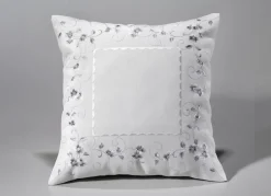 Bestickte Tisch- und Raumdekoration mit Blümchen-Bordüre