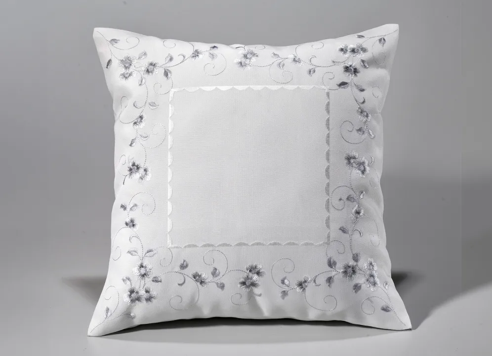 Bestickte Tisch- und Raumdekoration mit Blümchen-Bordüre