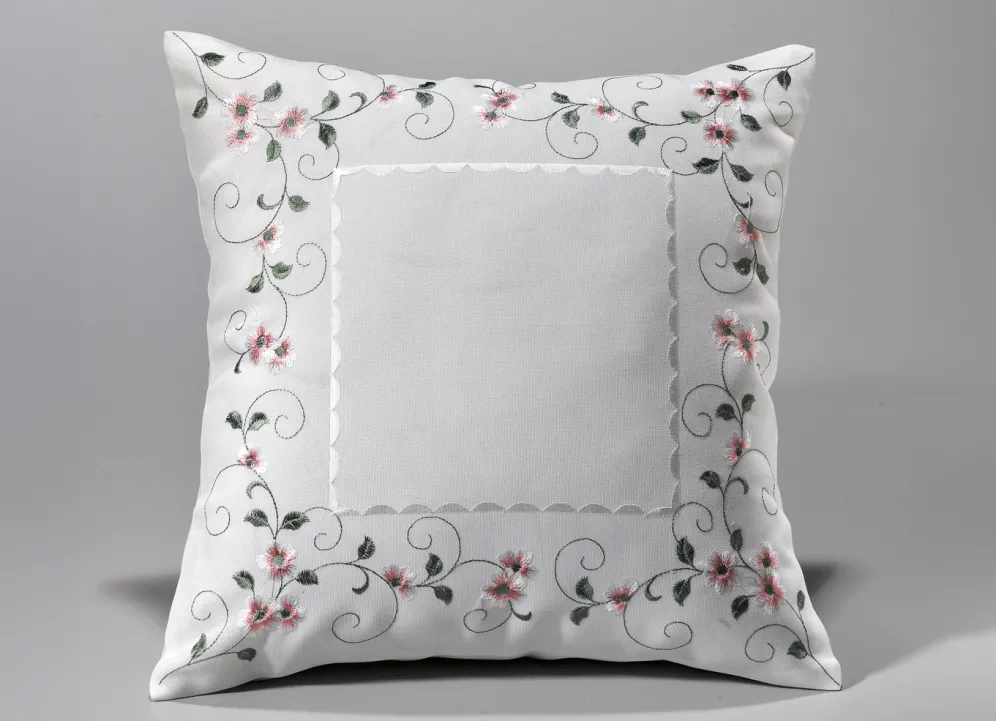 Bestickte Tisch- und Raumdekoration mit Blümchen-Bordüre