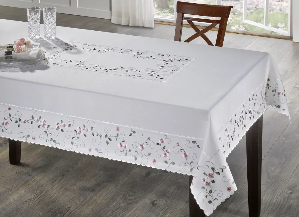 Bestickte Tisch- und Raumdekoration mit Blümchen-Bordüre