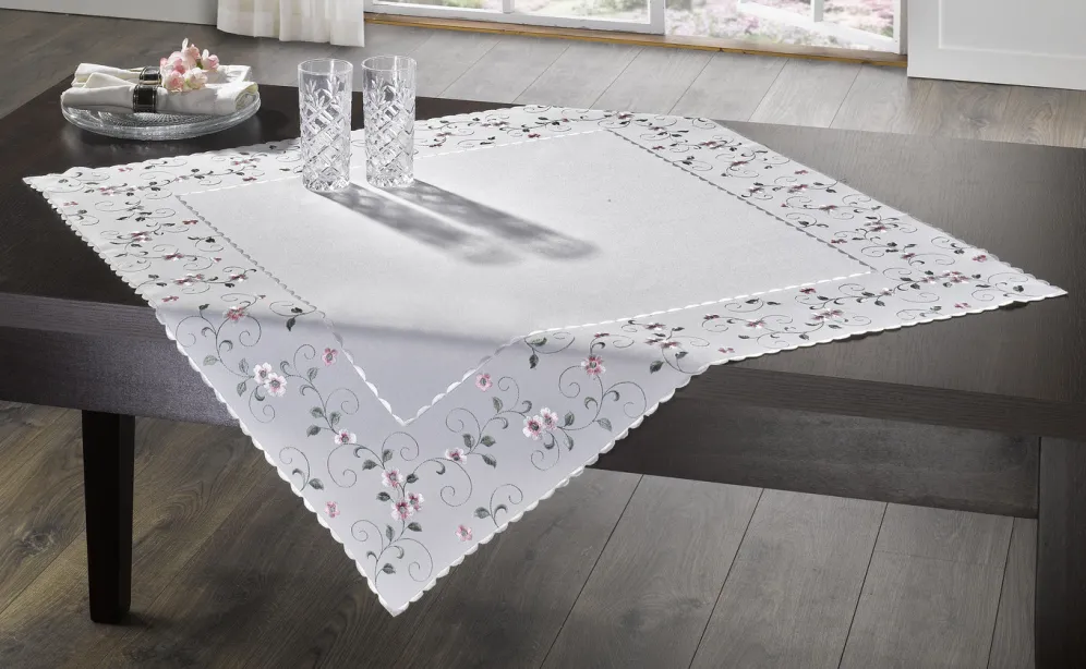 Bestickte Tisch- und Raumdekoration mit Blümchen-Bordüre