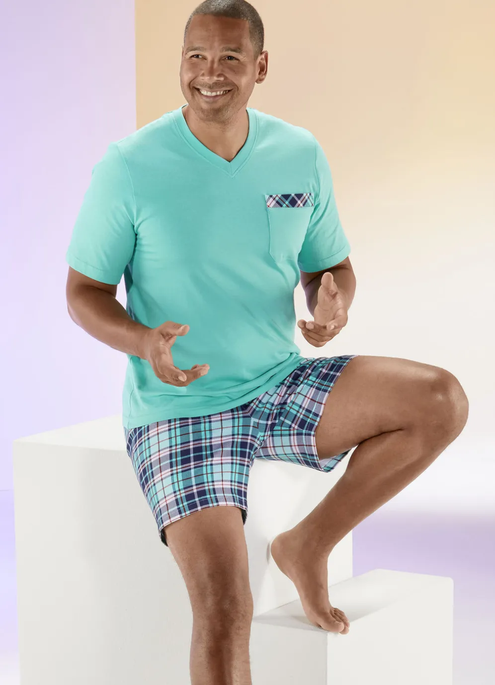 Comte Shorty mit V-Ausschnitt und Brusttasche