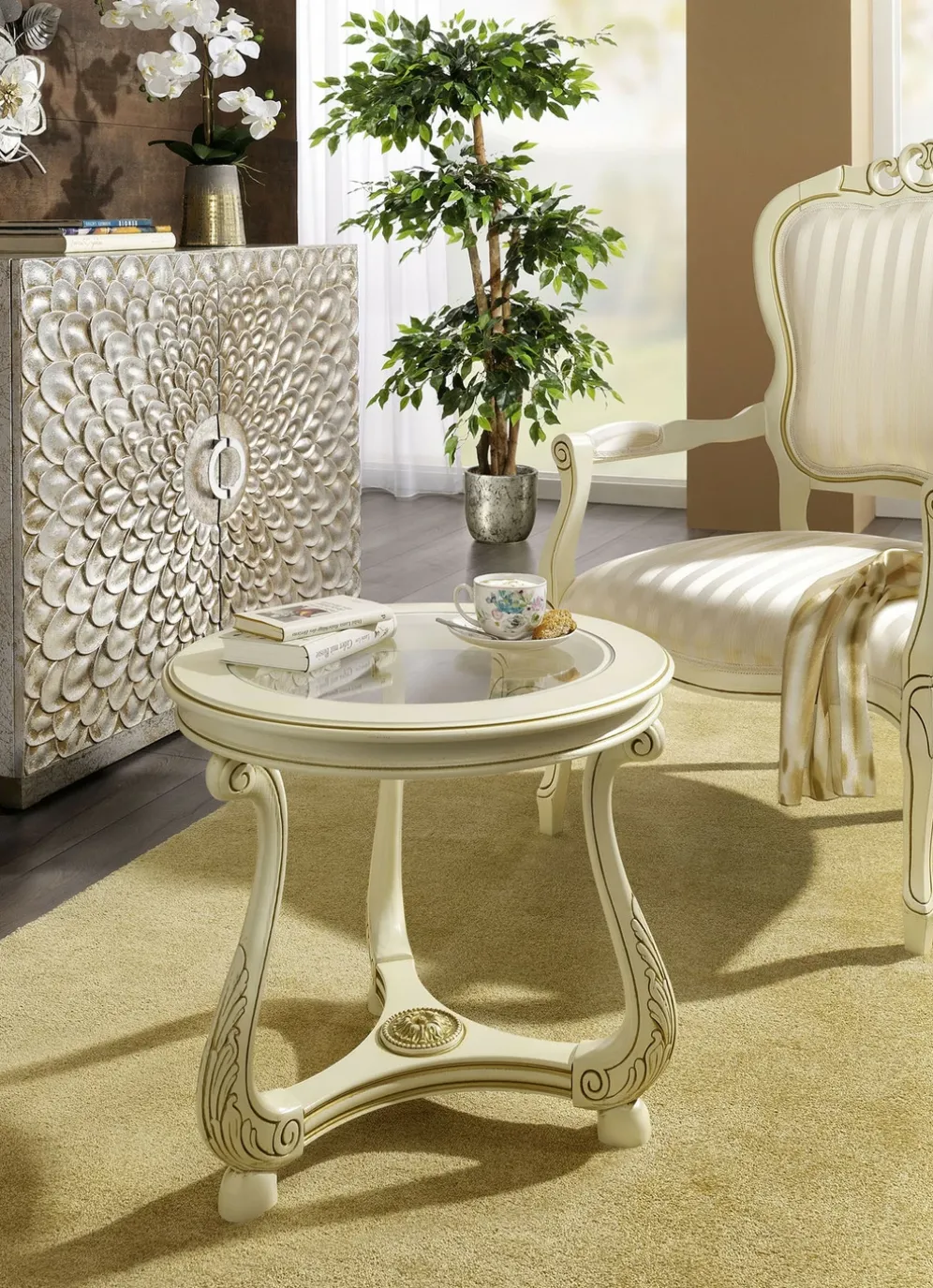 Couchtisch mit aufwendigen Schnitzereien