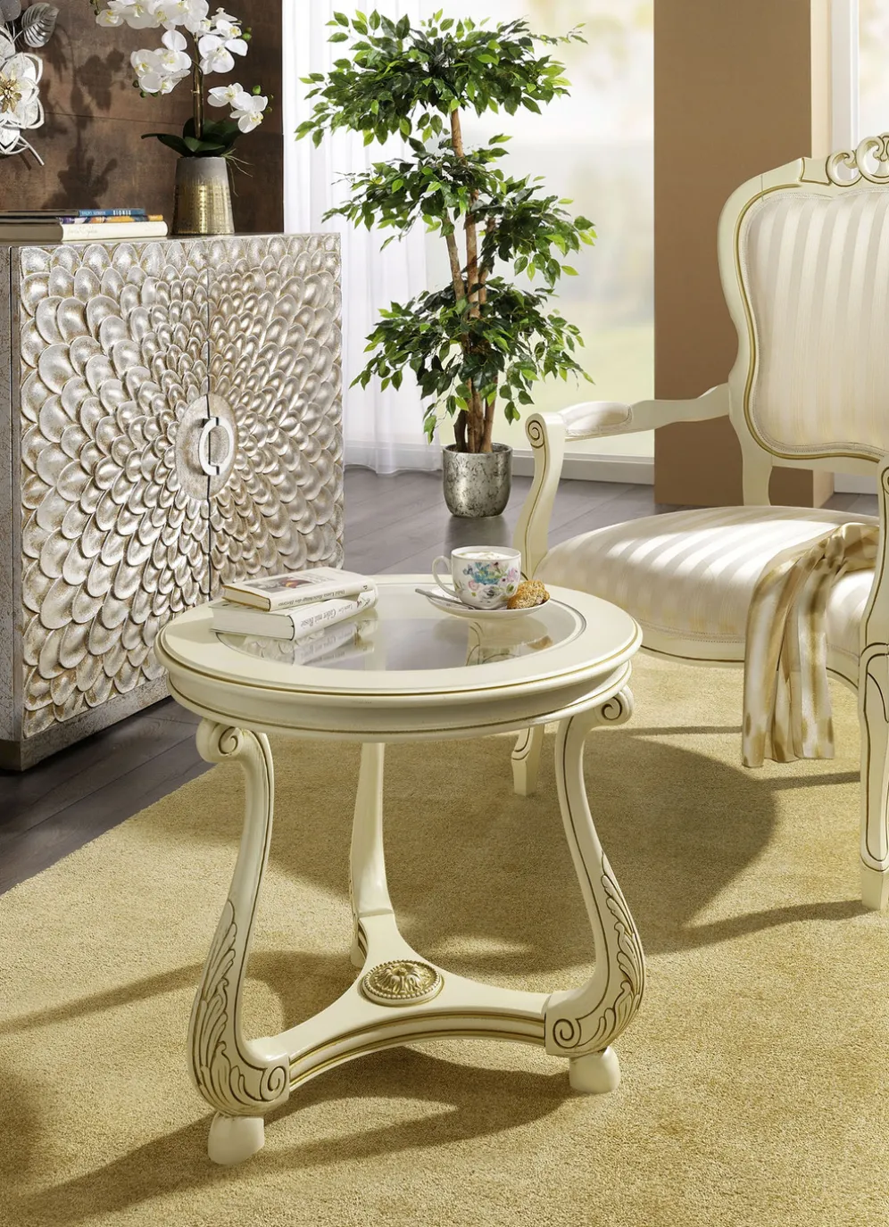 Couchtisch mit aufwendigen Schnitzereien