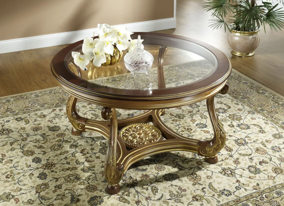 Couchtisch mit aufwendigen Schnitzereien