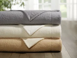 Decken und Kissen mit flauschig weicher Teddy-Vorderseite