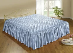 Edel glänzende Tagesdecke und Kissenbezüge mit Steppung in Muscheloptik