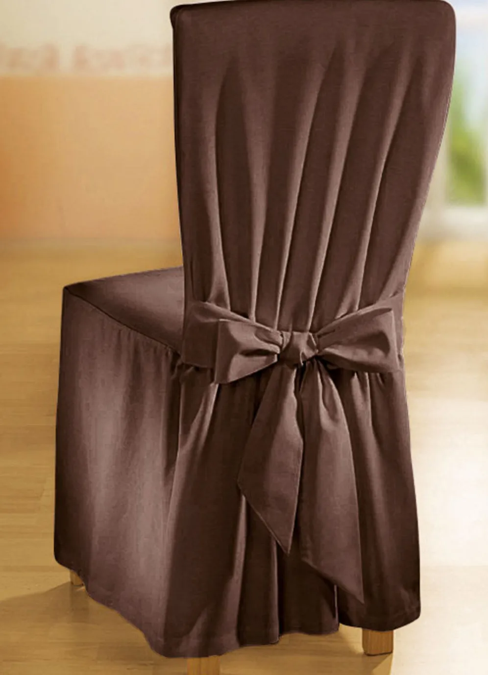 Elegante Stuhlhusse mit Bindebändern