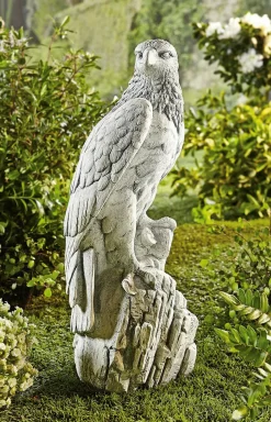 Falke aus Steinguss