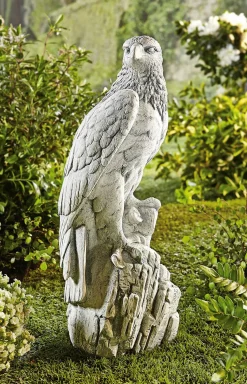Falke aus Steinguss