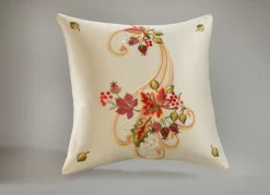 Farbenfroh bestickte Tisch- und Raumdekoration