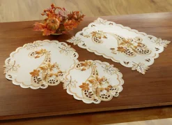 Farbenfroh bestickte Tisch- und Raumdekoration