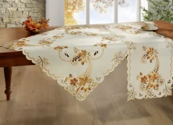 Farbenfroh bestickte Tisch- und Raumdekoration