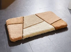 Farbenfrohe Badgarnitur mit rutschhemmender Rückseite