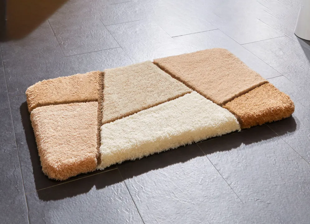 Farbenfrohe Badgarnitur mit rutschhemmender Rückseite