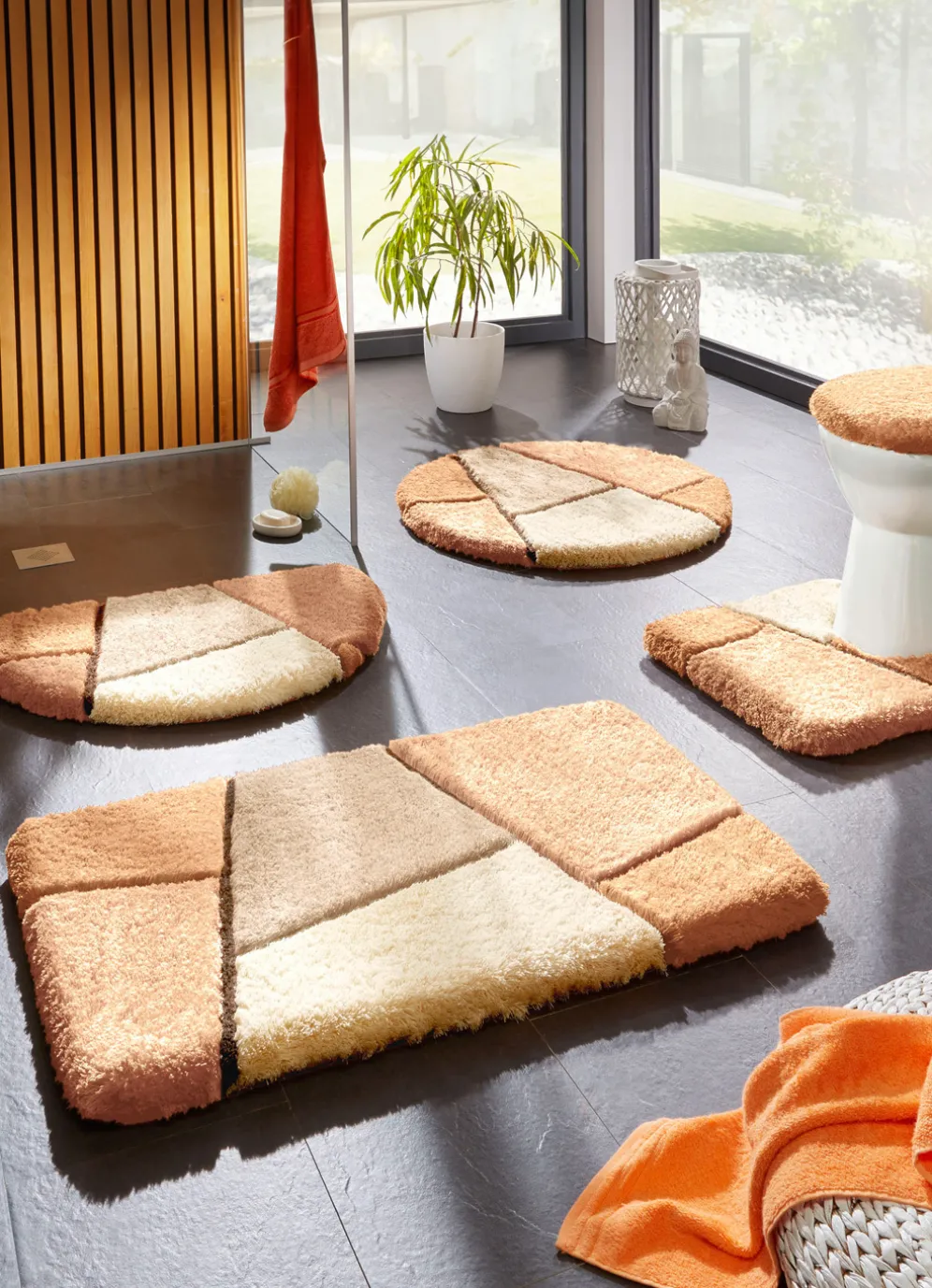 Farbenfrohe Badgarnitur mit rutschhemmender Rückseite