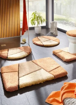 Farbenfrohe Badgarnitur mit rutschhemmender Rückseite