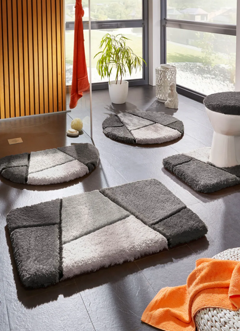 Farbenfrohe Badgarnitur mit rutschhemmender Rückseite