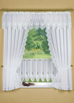 Fensterdekoration mit aufwendiger Plauener Stickerei