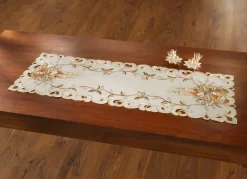 Festlich bestickte Tisch- und Raumdekoration