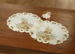 Festlich bestickte Tisch- und Raumdekoration