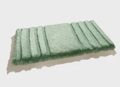 Flusenfreie Badgarnitur mit rutschhemmender Rückseite