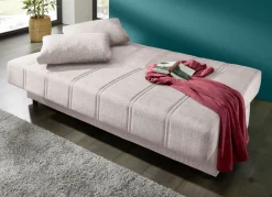 Frei im Raum aufstellbares Schlafsofa mit Dekokissen und Bettkasten