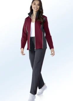 Freizeitanzug mit Kontrasteinsatz am Kragen