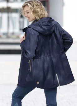 Funktionsjacke mit kleinem Regenschild an der abnehmbaren Kapuze