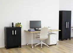 Geräteschrank Garage mit Holzlamellen-Effekt