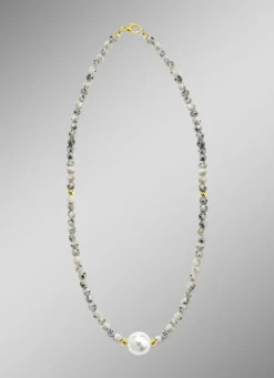 Halskette mit Perlenschimmer und Edelsteinglanz