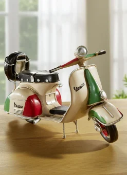 Handbemalter Vespa-Roller aus Blech