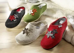 Hausschuh mit Blütenapplikationen