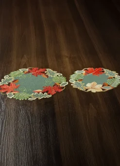 Herbstliche Tisch- und Raumdekoration mit Blattmotiven