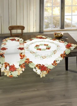 Herbstliche Tisch- und Raumdekoration mit Blattmotiven