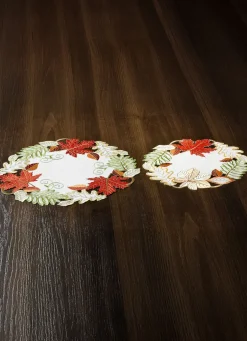 Herbstliche Tisch- und Raumdekoration mit Blattmotiven