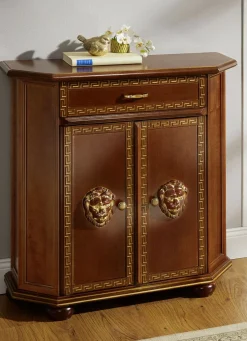 Hochwertiges Möbelprogramm mit Verzierungen