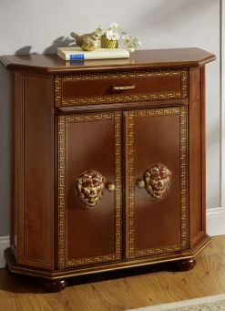 Hochwertiges Möbelprogramm mit Verzierungen